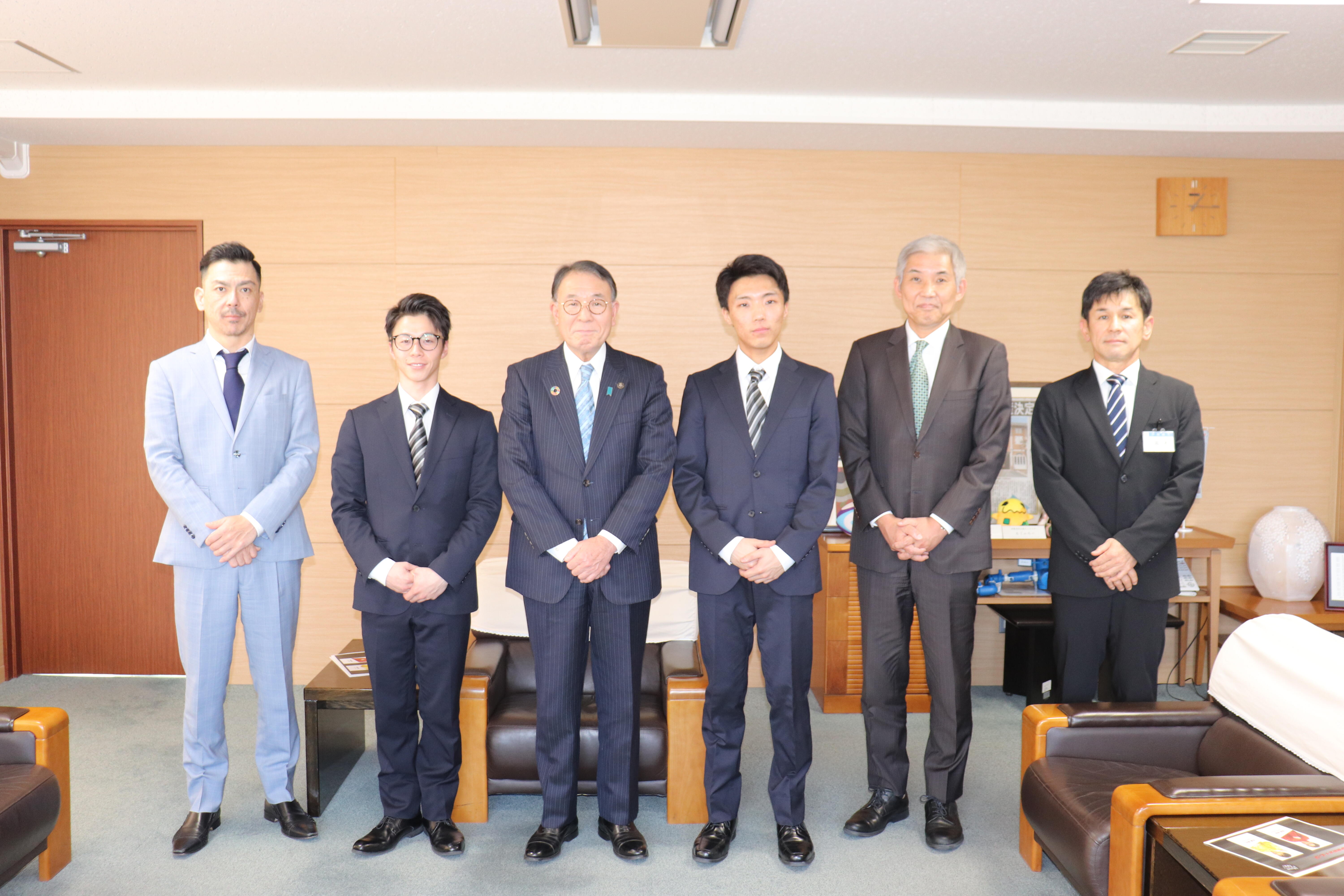 伊勢崎オート所属の第３７期新人選手が伊勢崎市長を表敬訪問しました