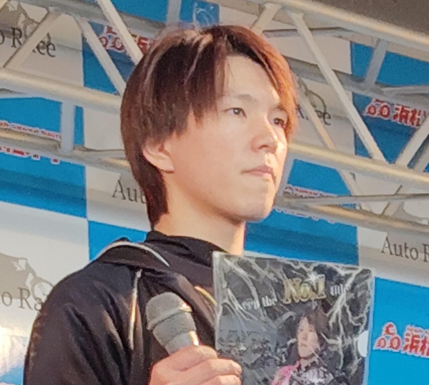 今年2回目の10連勝を達成した鈴木圭一郎選手（浜松:32期）の表彰式