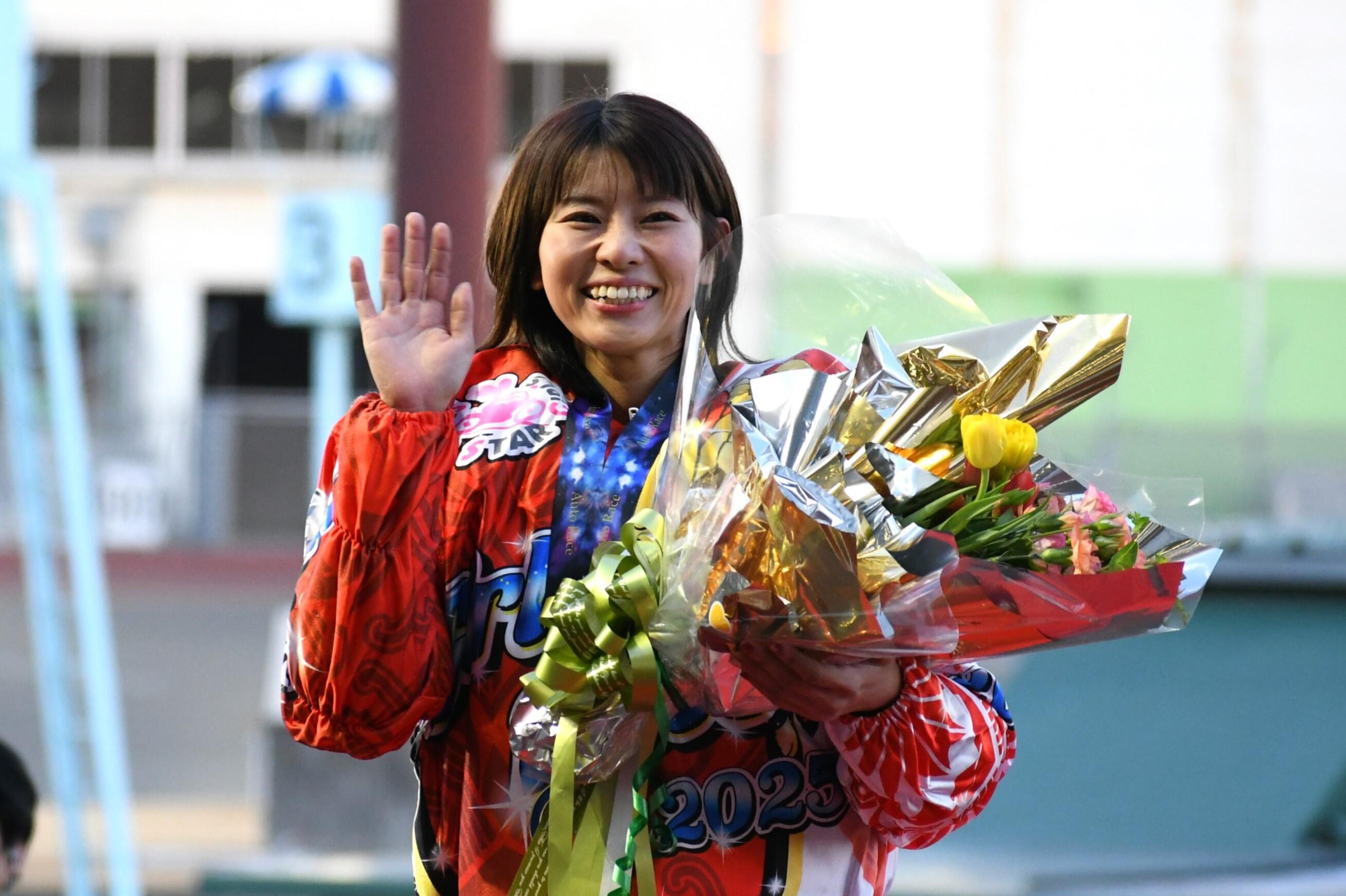 女子オートレーサー8名サイン色紙と加賀谷選手付き オートレースモバイル提供】SSフェスタ初日『今日のピックアップ選手