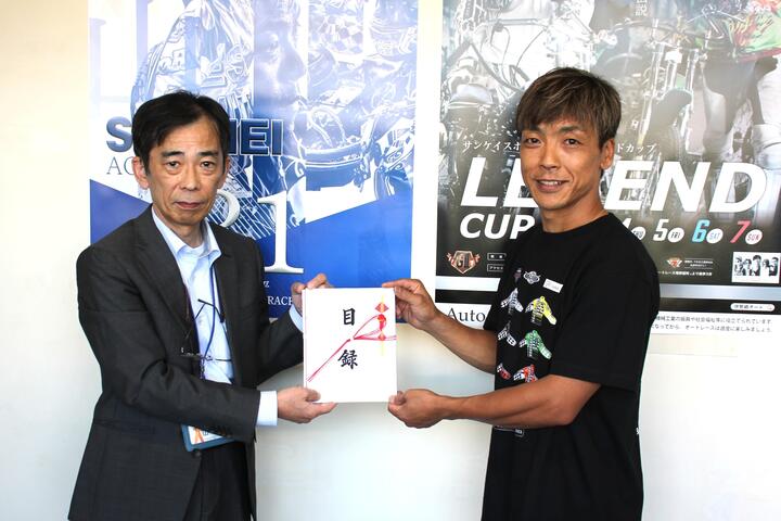 青山周平選手（伊勢崎・31期）が伊勢崎市福祉事業基金に寄附を行いました。