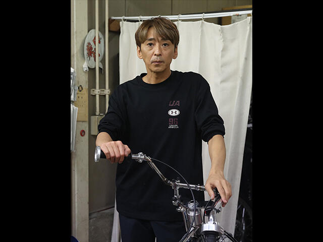 【日刊提供】入念にマシンの状態をチェックする森且行／浜松