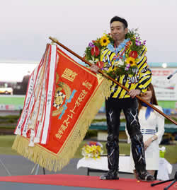 日本選手権を制した永井大介は優勝旗を贈られた